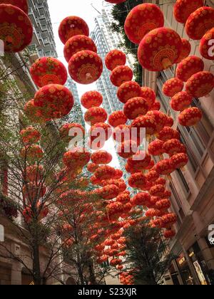 Rote Laternen, traditionellen Dekorationen für das chinesische Neujahr, in Lee Tung Avenue, einer Shopping Mall im Jahr 2015 auf dem Gelände des alten Lee Tung Street (' Hochzeit Karte Straße") in Wan Chai, Hong Kong eröffnet Stockfoto