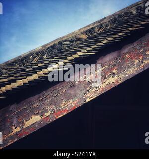 Ordentlich gestapelte Schiefer dachziegel sich auf einem betont Farbe Holz Balken in die wudang Berge Tempel. Stockfoto