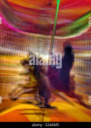 Lange Belichtung eines Mädchens auf einem Merry-go-round, Central, Hong Kong Island Stockfoto