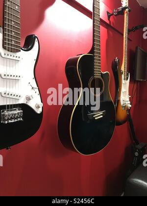 Gitarren auf Wand Stockfoto