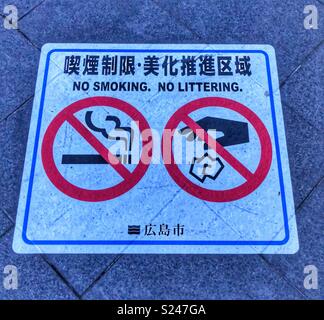 Nicht rauchen und keine littering Zeichen auf einer Straße in Japan. Stockfoto