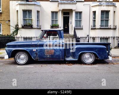 Vintage blue US-Pickup Lkw geparkt außerhalb Stuckgebäude Notting Hill Gate. Stockfoto