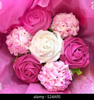Ein rosa Bouquet von Cupcakes mit Zuckerglasur, wie Blumen dekoriert Stockfoto