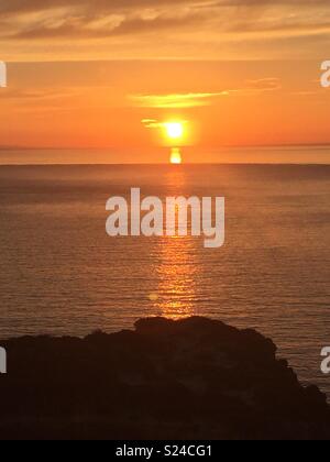 Sonnenuntergang über dem Meer bei Alum Bay Isle of Wight Stockfoto