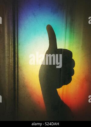 Schatten Silhouette von Personen Hand Daumen hoch geben Zeichen gegen Rainbow Light Stockfoto