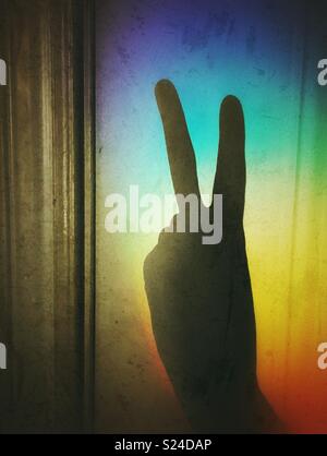 Schatten Silhouette von Personen Hand geben Peace Symbol gegen Rainbow Light Stockfoto