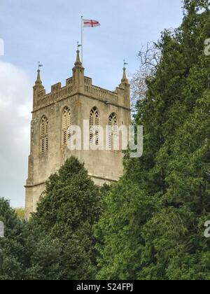 Alte Kirche in Berkeley, Gloucestershire, mit St. George's Cross Flag flying auf St. George's Tag. Stockfoto
