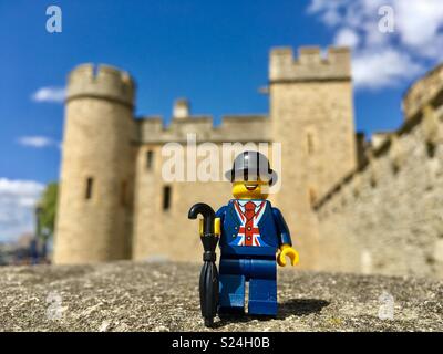 Britische LEGO Minifigur am Tower von London Stockfoto