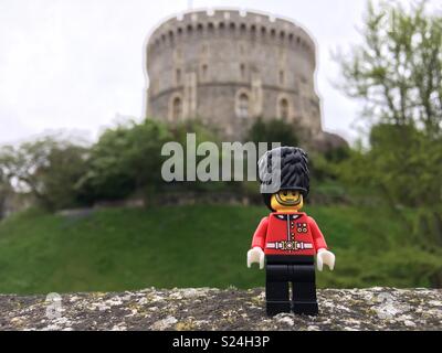 Queen's Guard LEGO Minifigur außerhalb von Schloss Windsor, England Großbritannien Stockfoto