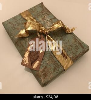 Verpacktes Geschenk mit Schleife Stockfoto