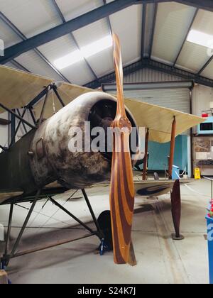 Alten Doppeldecker im Hangar Stockfoto