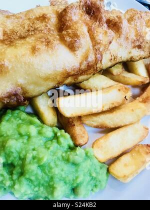 Fisch, Pommes und Erbsenpüree Stockfoto