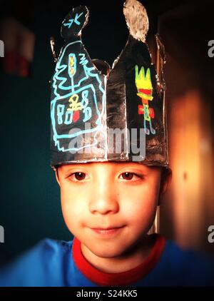 Porträt eines Jungen tragen ein hausgemachtes Krone. Stockfoto