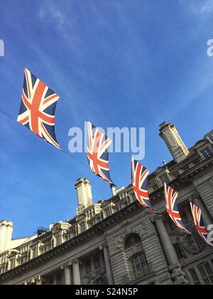 Zeichenkette mit Union Jack Flaggen über Regents Street, London, UK. Stockfoto