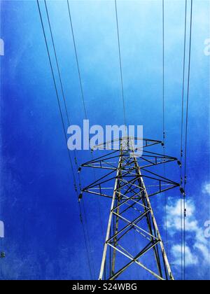 Strom pylon Turm mit Kabel gegen ein blauer Himmel Stockfoto