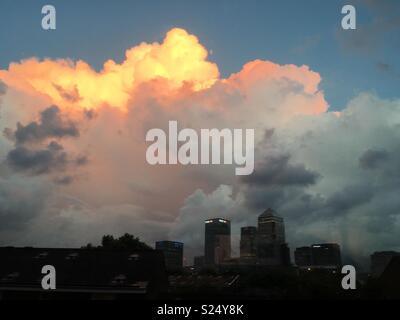 Sonnenuntergang in Sturmwolken über Canary Wharf. Stockfoto