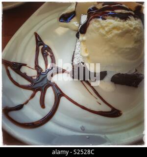 Chocolate Brownie mit Eis. Stockfoto