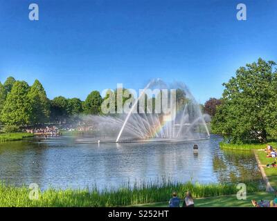 Wasser zeigen mit einem Regenbogen in Planten un Blomen, Hamburg, Deutschland. Stockfoto