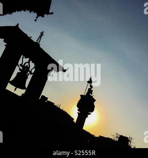 Große Glocke bei Sonnenuntergang, Durbar Square, Bhaktapur, Nepal Stockfoto
