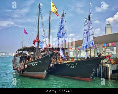 Aqua Luna & Aqua Luna II, replica Chinesische Dschunken für Sightseeing Kreuzfahrten auf den Victoria Harbour, festgemacht am Pier 10, Central, Hong Kong Island Stockfoto