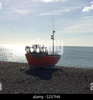 Boot am Strand an einem sonnigen Tag Stockfoto