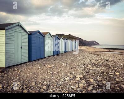 Holzhütten am Charmouth Dorset Stockfoto