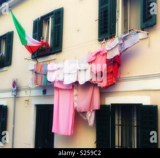 Das Trocknen von Wäsche- und italienische Flagge aufhängen außerhalb eines Hauses in Triest, Italien. Stockfoto