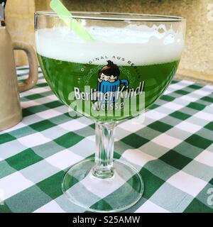 Ein Glas grün Bier in Berlin Stockfoto