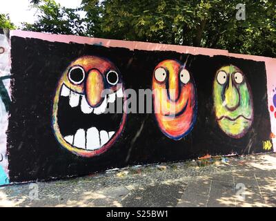 Graffiti von Gesichtern in verschiedenen Staaten von Emotionen Stockfoto