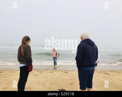 Großeltern Paddeln im Meer. Stockfoto