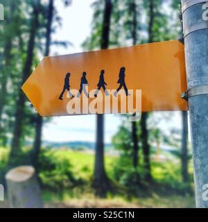 The Beatles Abbey Road Pose auf einer Schweizer Wanderweg Zeichen Stockfoto