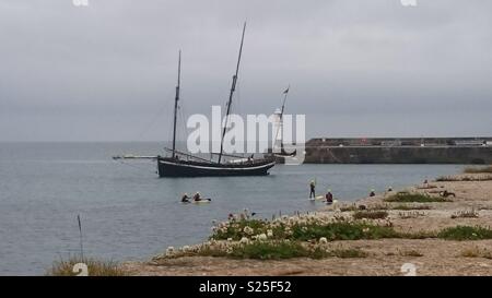 Segeln in Hafen von Penzance, Cornwall Stockfoto