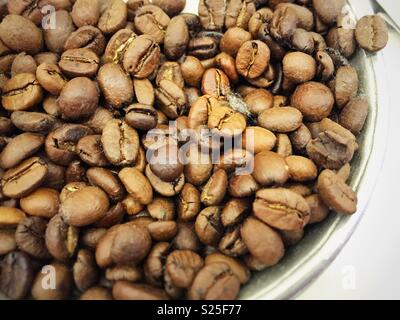 Geröstete Kaffeebohnen in einem metallischen Schüssel Stockfoto