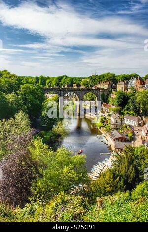 Knaresborough Blick in den Frühling mit viel Laub an einem sonnigen Tag Stockfoto