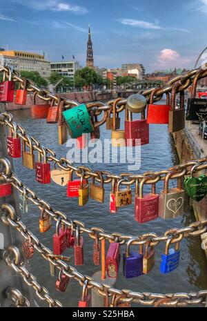 Liebe Schlösser hängen auf einer Brücke in Hamburg, Deutschland. Stockfoto