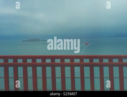 Die Insel Alcatraz in der Bucht von San Francisco die Golden Gate Bridge. Stockfoto
