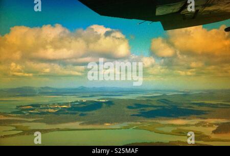 Anzeigen von Gladstone, Queensland, Australien, aus der Luft auf dem Weg zum Great Barrier Reef. Stockfoto