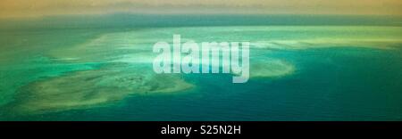 Anzeigen von Gladstone, Queensland, Australien, aus der Luft auf dem Weg zum Great Barrier Reef. Stockfoto