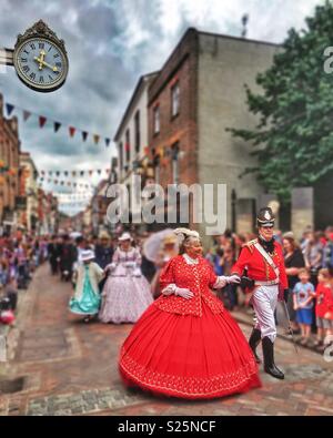 Dickens Festival, Rochester, Kent, England - Parade der Leute im viktorianischen Kostümen Stockfoto