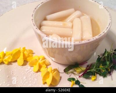 Dessert von Reis Kuchen in Miso butterscotch Sauce mit Ananas Sahne Stockfoto