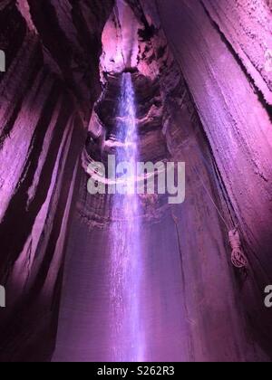 Ruby Falls ist ein 145 unterirdischen Wasserfall in Lookout Mountain, in der Nähe von Chattanooga, Tennessee in den Vereinigten Staaten Stockfoto