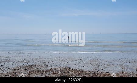 Paddeln in das Meer bei Ebbe an einem Sommertag Stockfoto