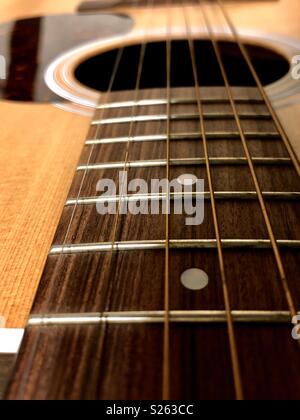 Nahaufnahme von einer akustischen Gitarre Stockfoto