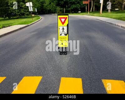 Geldstrafe von 100 USD: Fußgängerpriorität Zebra Crossing, Quebec, Kanada Stockfoto