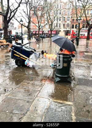 Eine street Cleaner eine Pause. In Chelsea in London im Jahr 2017 getroffen Stockfoto