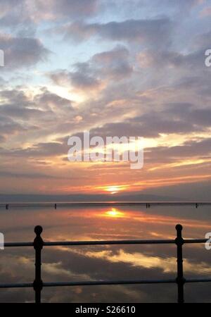 Sonnenuntergang an der West Kirby, Wirral, Merseyside, England, Blick auf die Irische See Stockfoto