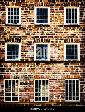 Windows in Cromford Mill in The Derbyshire Peak District die erste Fabrik in der Welt von Sir Richard Arkwright zu Beginn der industriellen Revolution gegründet. Stockfoto