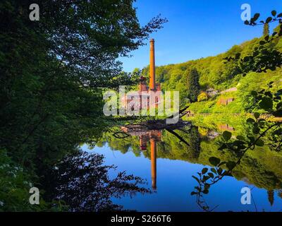 Masson Mühle, spiegelt sich in den Fluss Derwent in Matlock Bath in The Derbyshire Peak District Stockfoto