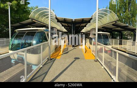 Monorail Züge in der Station an der Space Needle, Seattle, Washington State, USA Stockfoto