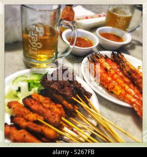 Satay und Tiger Beer - Abendessen im Lau Pa Sat (telok Ayer Food Market), Singapur Stockfoto